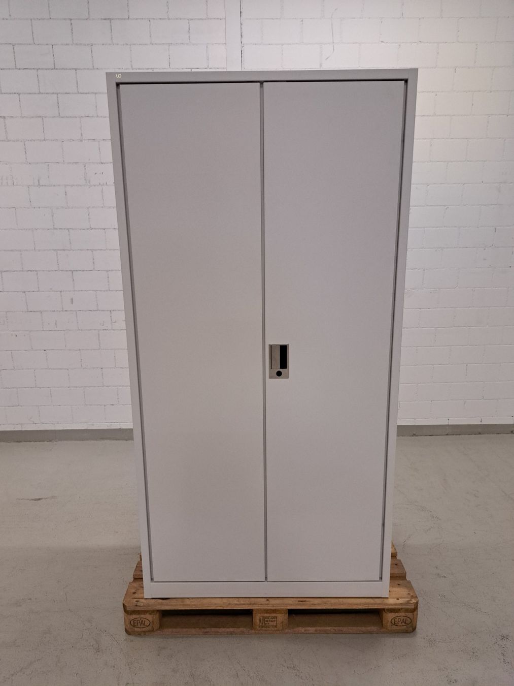 Lista Schränke: Kleiderschrank Lista Farbe grau – Gebraucht aus Embrach von lichttechnik
