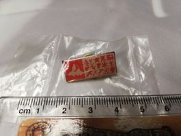 Pin mit Matterhorn und weiteren Motiven, neu in Verpackung