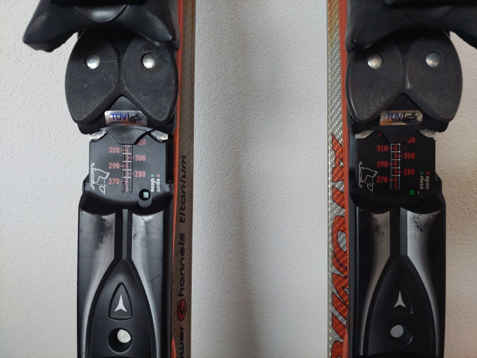 Atomic Sci: Damen-Ski von Atomic – Usato da Baar venduto da CorinnaFe 9
