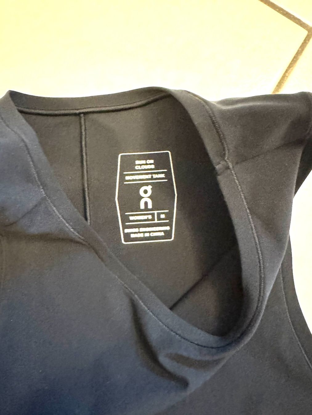 Tops: NEU: ON RUNNING tank top - schwarz – Neuf (Voir description) à Maienfeld par Fashion_2009 4
