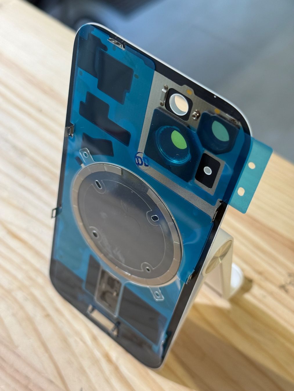 Apple Portables: Vitre Cache Arrière iPhone 15 plus Bleu – Neuf avec emballage d'origine à Morges par DA-repa 2