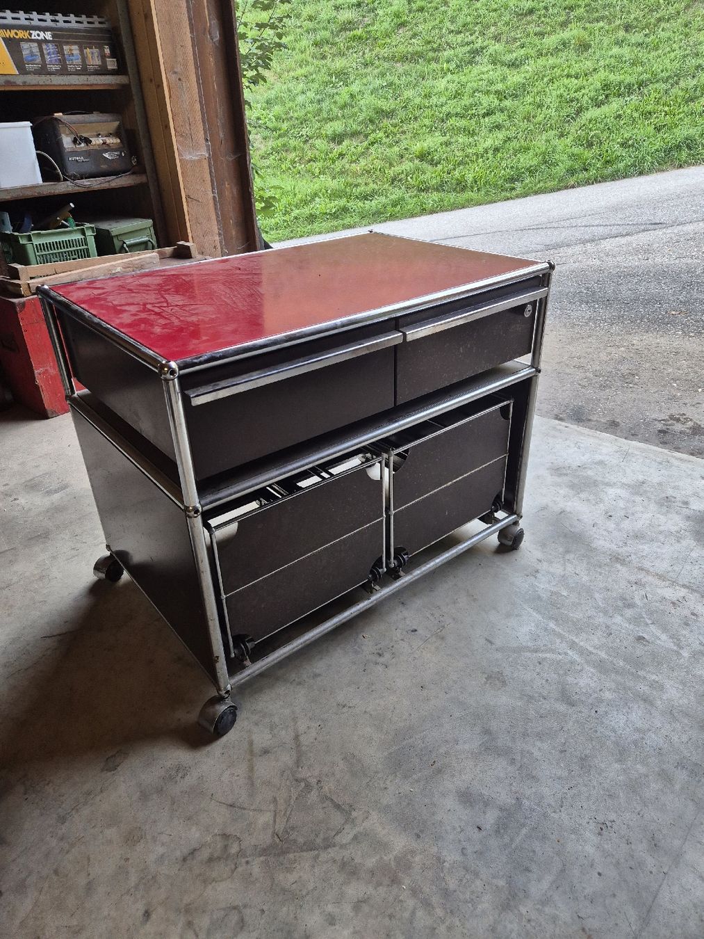 USM Banconi: USM Haller Rollcontainer – Usato da Aeschau venduto da Johann.W