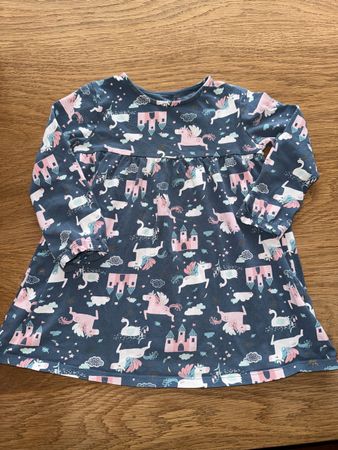 Süsses F&F Kleid mit Einhorn-Motiv, Grösse 92, Top Zustand
