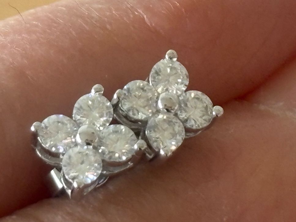 Orecchini pendenti & Orecchini a lobo: Luxus Elegante Zirkonia Ohrstecker Ohrschmuck  Farbe:Silber – Nuovo (secondo la descrizione) da Biel-Bienne venduto da Roserosse13 3