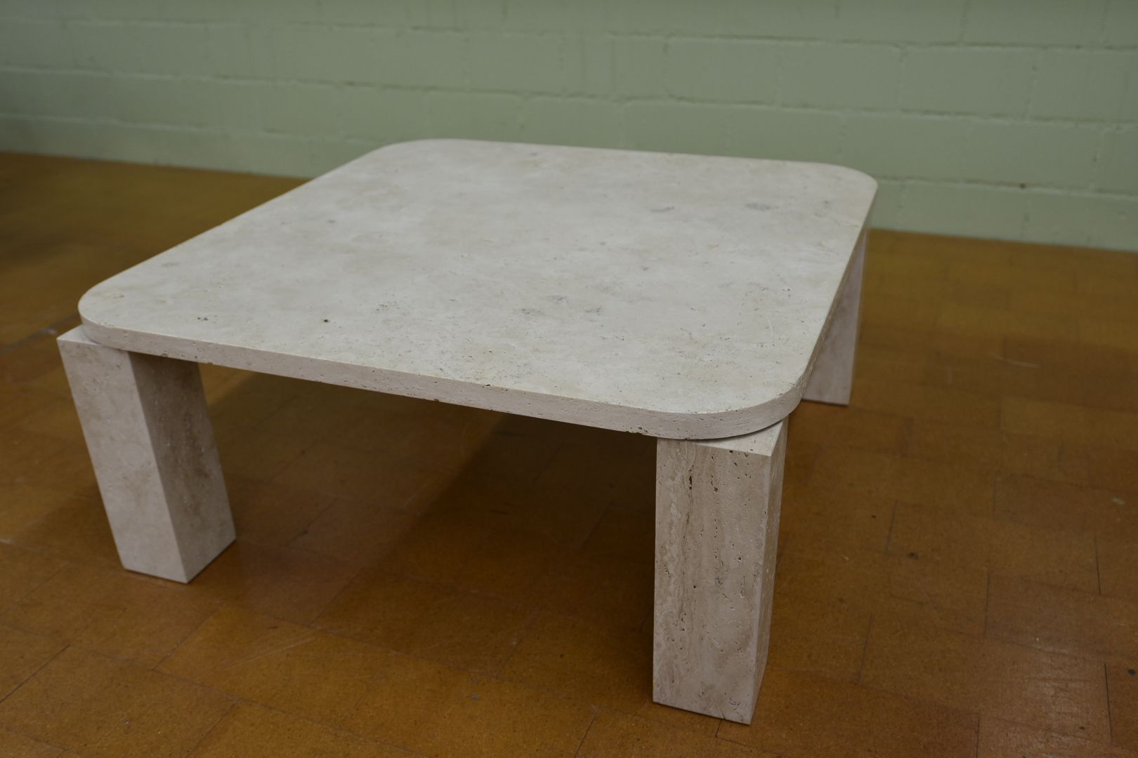 Tavoli: Designer Couchtisch Modell Atlas Travertin von New Works – Usato da Lichtensteig venduto da Polsterwerk 1