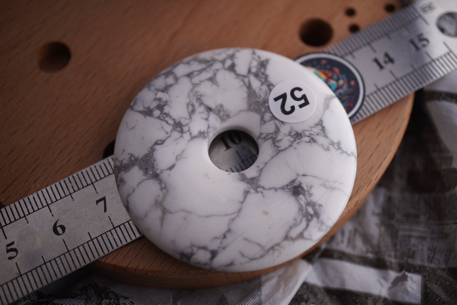 Minerali & Pietre curative: Howlith     Donut   pi Scheibe      50mm Ab 1.- – Nuovo e nell'imballaggio originale da Eschenbach SG venduto da topstone 3