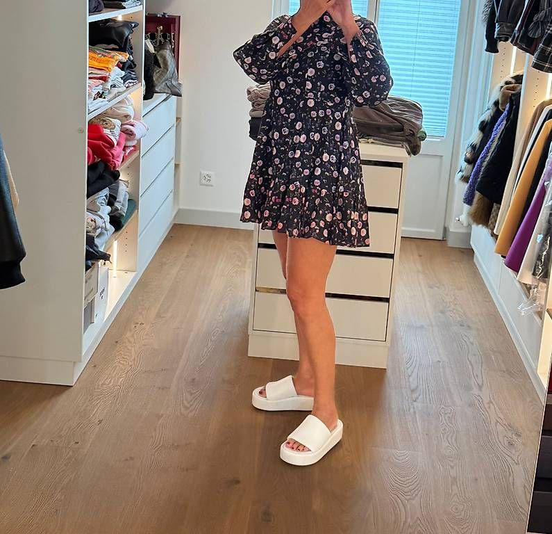 Robes: Kleid The Kooples Paris geblümt – D'occasion à Luzern par per_mxf5 2