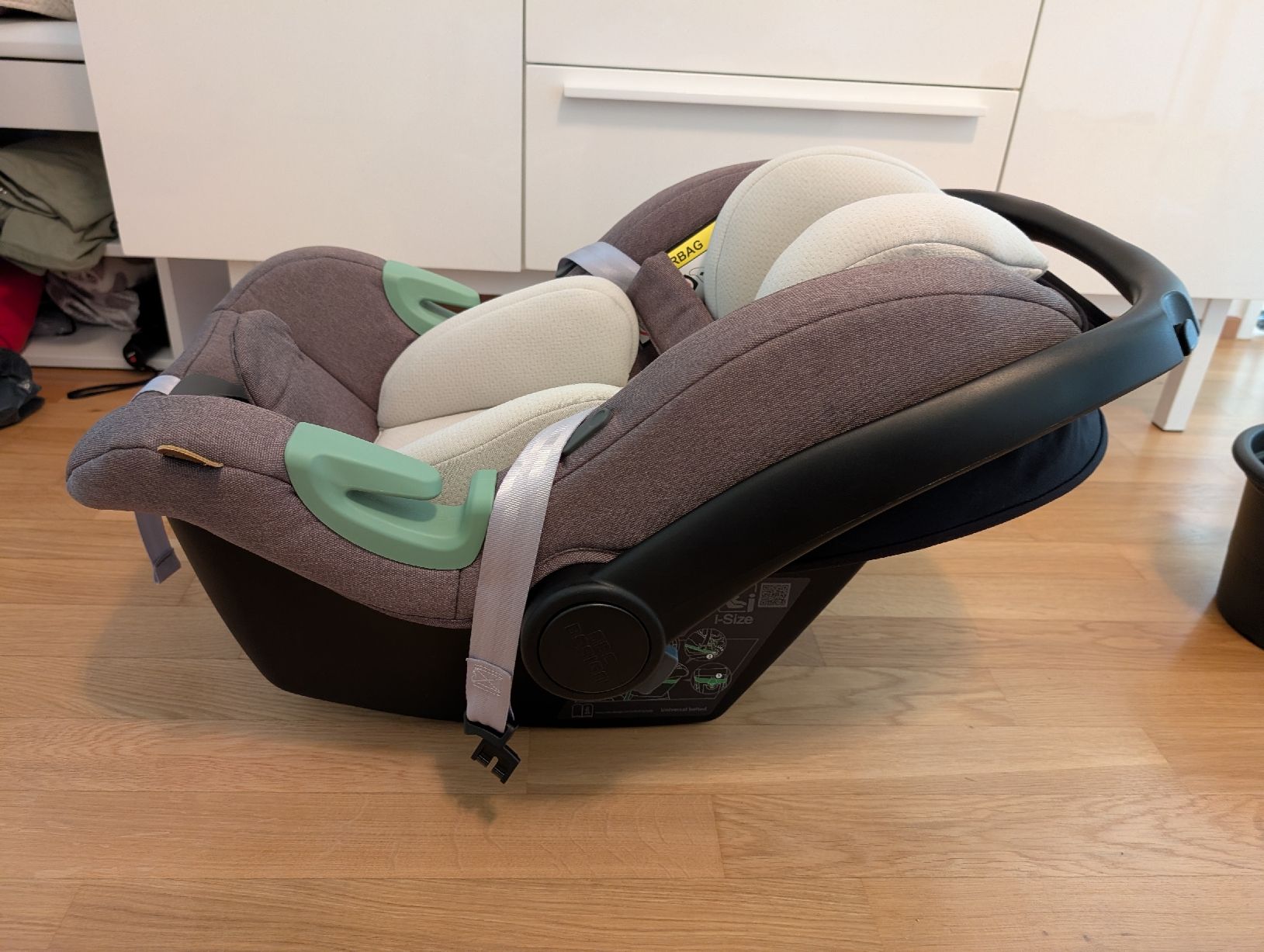 ABC Design Seggiolini per auto: Babyschale Tulip von ABC Design inkl passender Isofix-Base – Usato da Winterthur venduto da SanRemo7 1