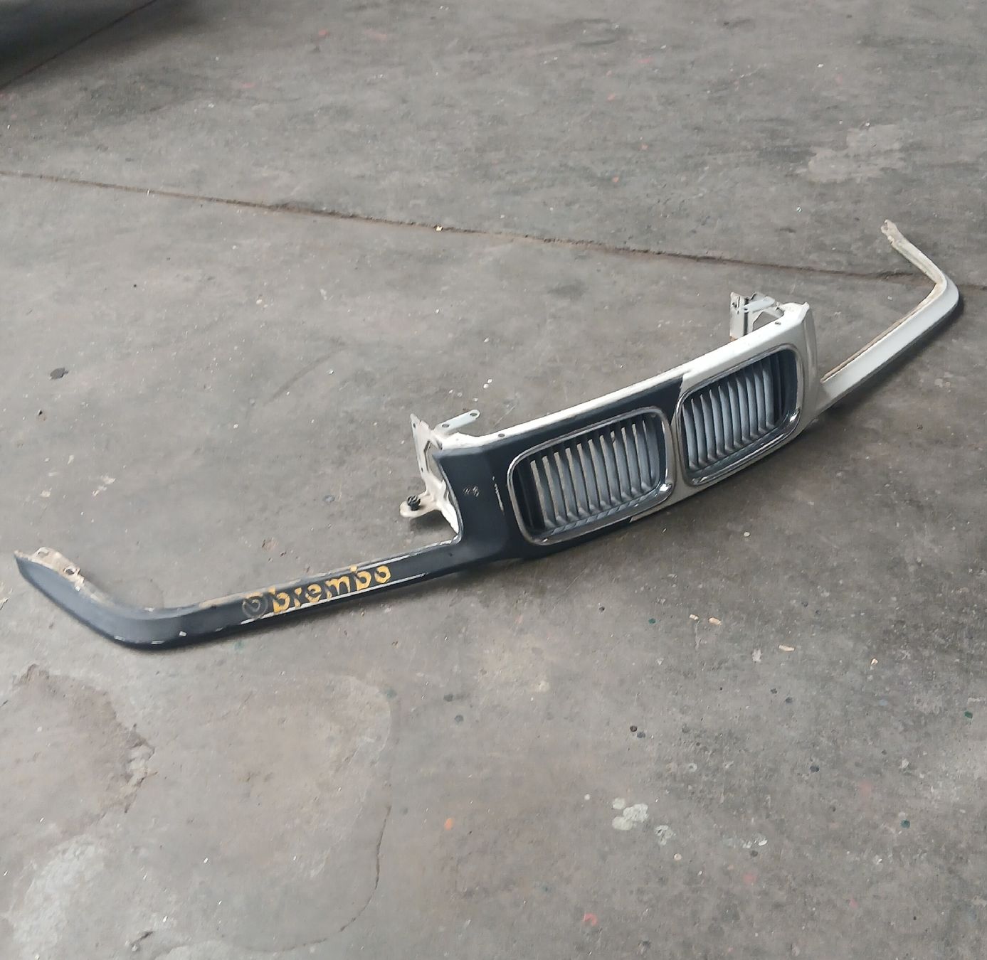 BMW Tutti pezzi di ricambio auto: Calandre BMW E36 316 Compact  – Usato da la heutte venduto da Auto-stock