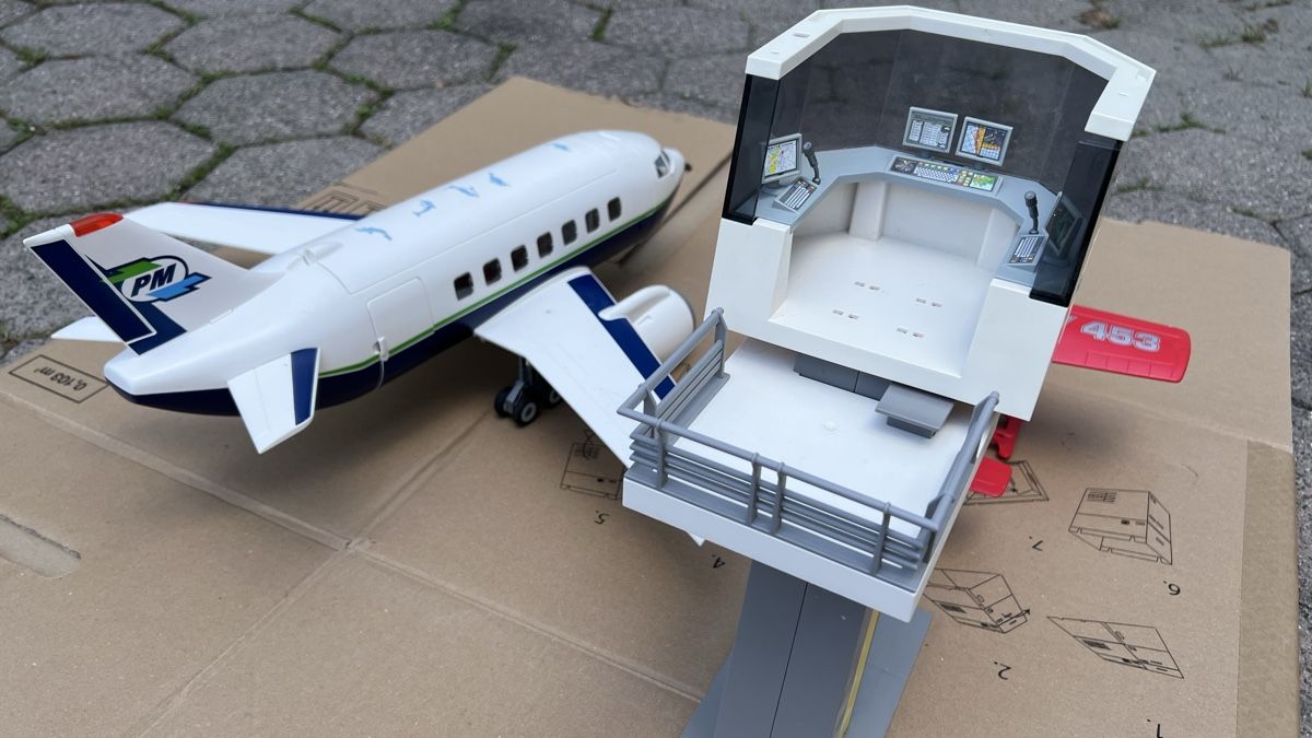 Playmobil Spielzeuge: Playmobil Flugzeuge mit Tower  – Gebraucht aus Wohlen AG von Grisu_4 2