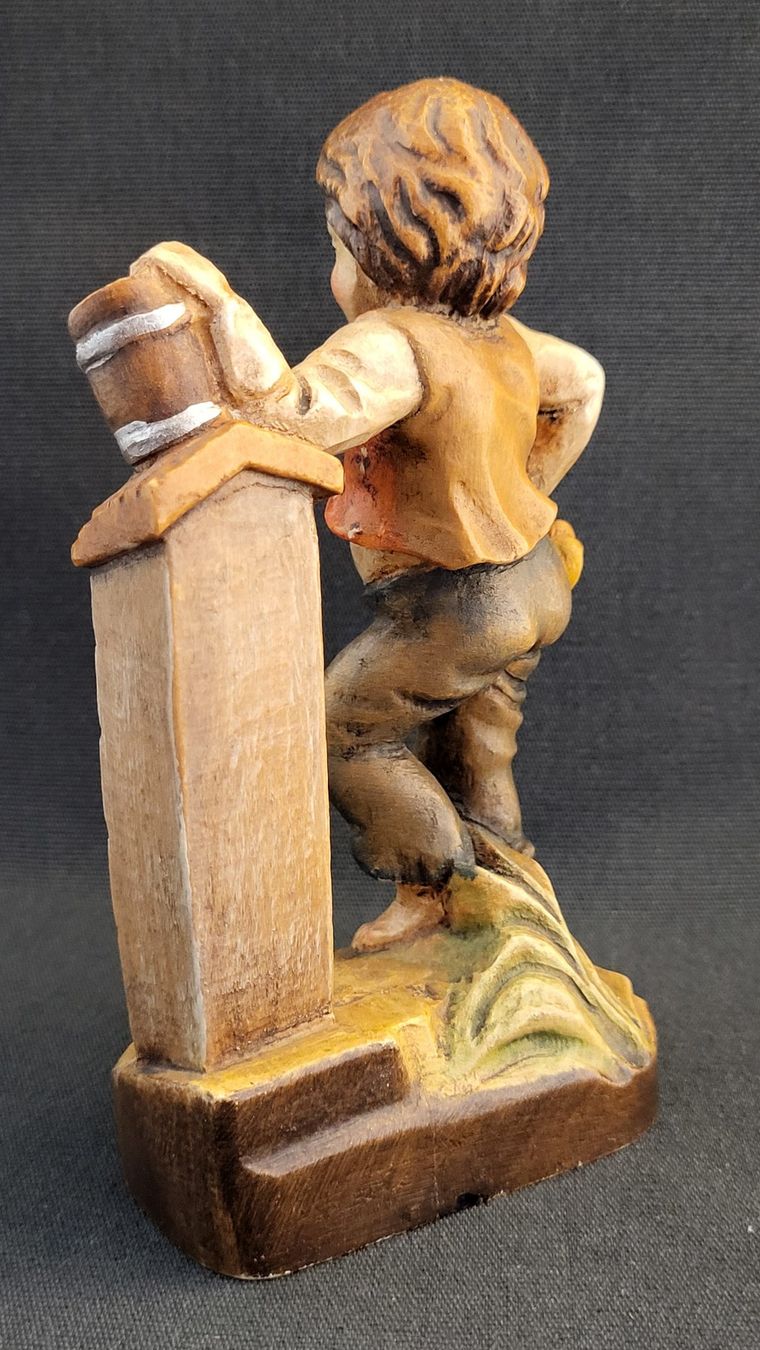 Statuette: Holz-Schnitzerei JUNGE AM BRUNNEN – Usato da Basel venduto da spinne02 2
