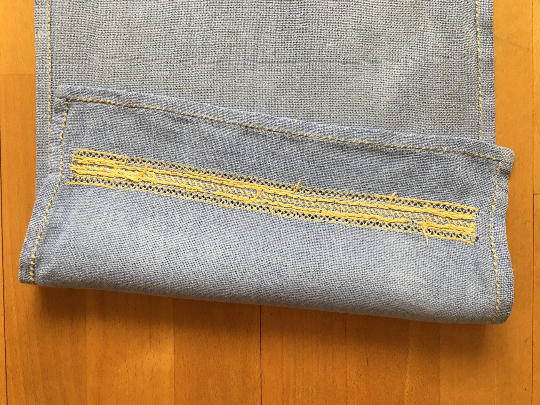 Tutte le decorazioni: DECKCHEN  BESTICKT  HANDARBEIT  AUCH ALS TISCHSET EINSETZBAR – Usato da Subingen venduto da Etageren 2