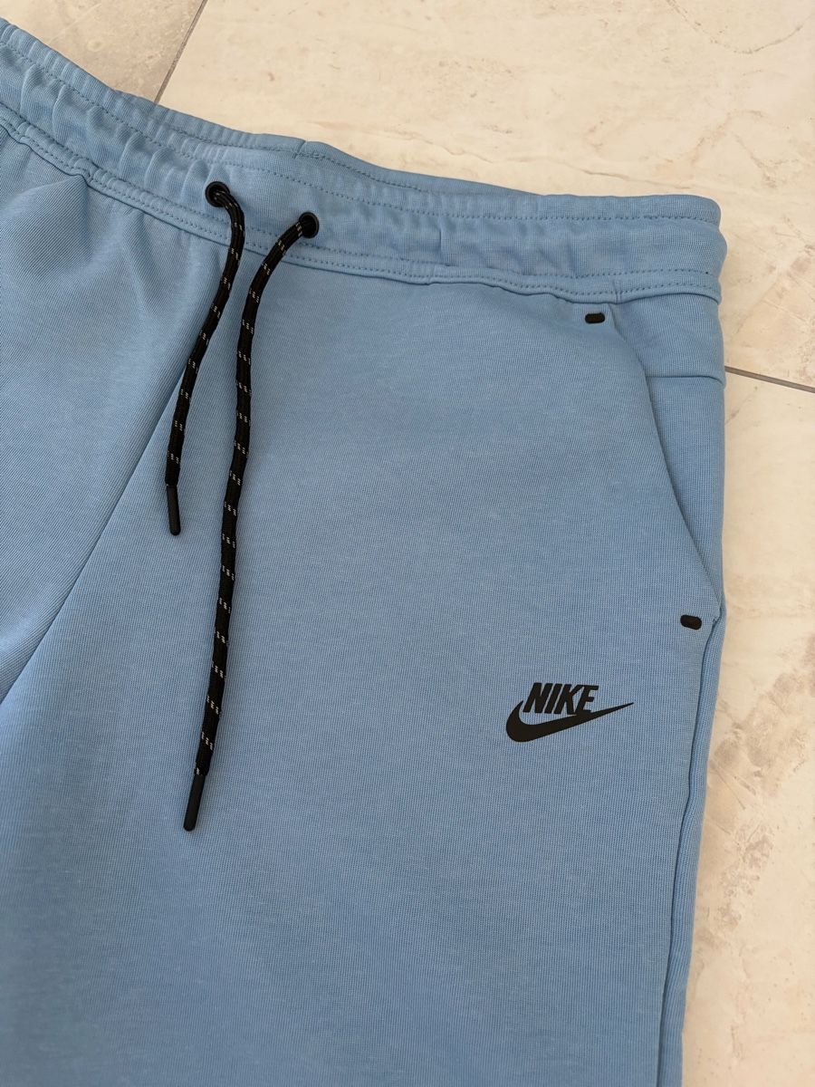 Nike Pantaloni: Nike Tech Fleece Shorts - Gebraucht – Usato da Bronschhofen venduto da elvis75. 1