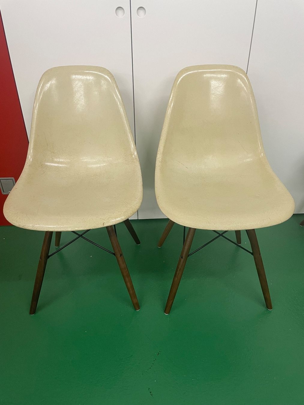 Eames Sedie: 2 Eames Side Chairs in parchment von 1957 – Usato da ipsach venduto da Latigo