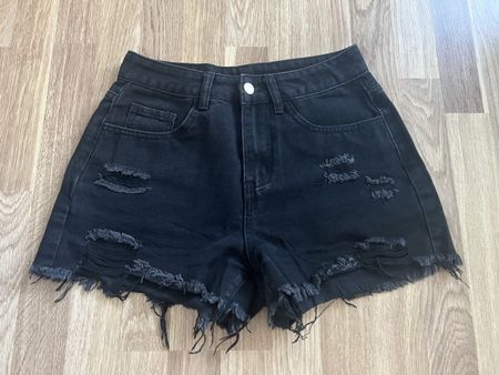 Jeans Shorts schwarz mit Rissen Grösse S guter Zustand