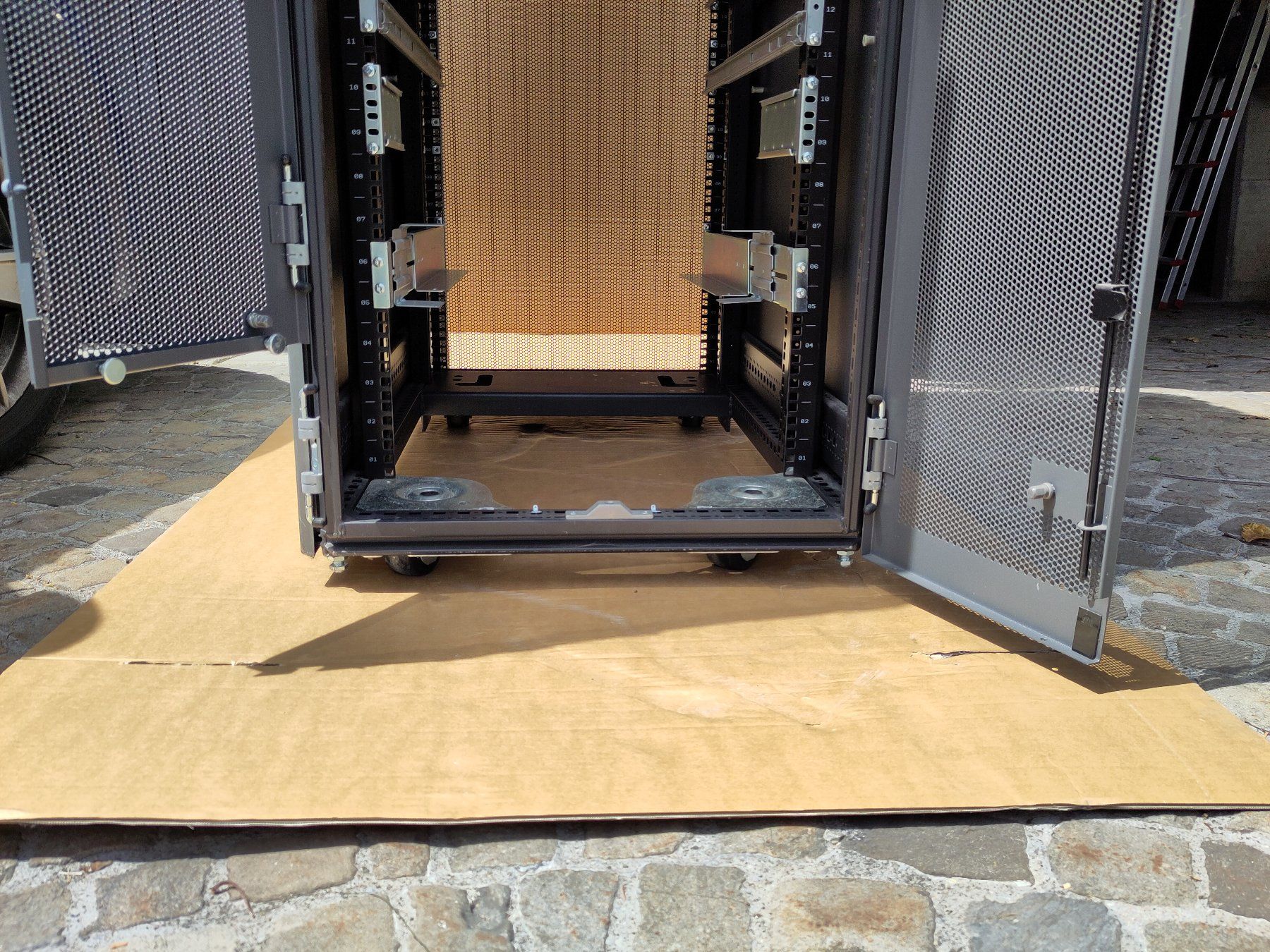 Hewlett Packard Racks & Cavalletti: HP Server Rackschrank 42U – Usato da Schwändi GL venduto da kunubu 3