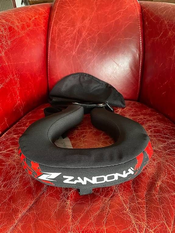 Caschi & visiere: Para collo/sostegno casco moto – Usato da Sementina venduto da mar_z6qx