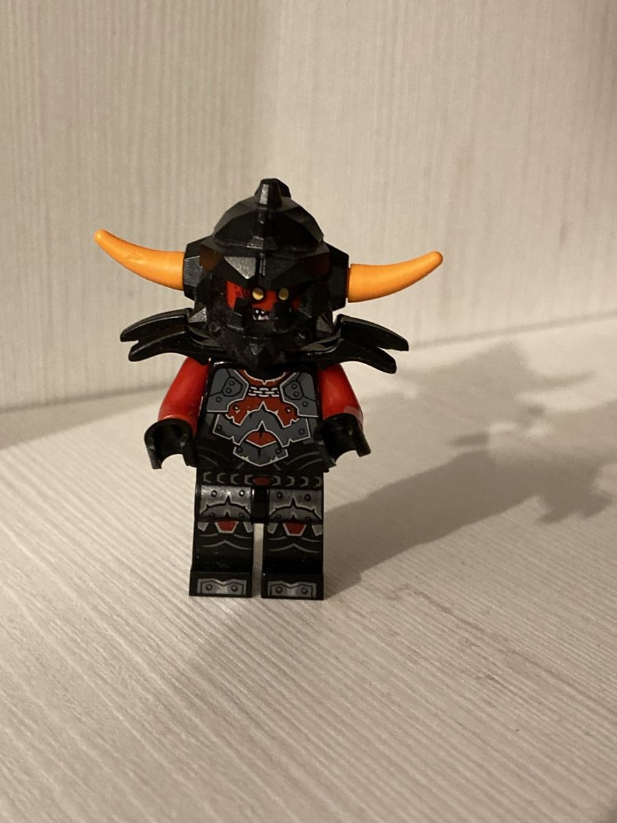 Lego Spielzeuge: LEGO Nexo Knights "Ash Attacker" mit orangefarbenen Hörnern – Gebraucht aus Schafisheim von mic_79dx