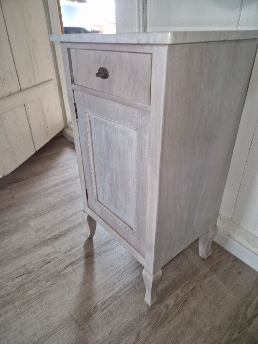 Comodini: Nachttisch mit Marmorplatte, Shabby Chic, Vintage – Difettoso da Lohn-Ammannsegg venduto da Egge5