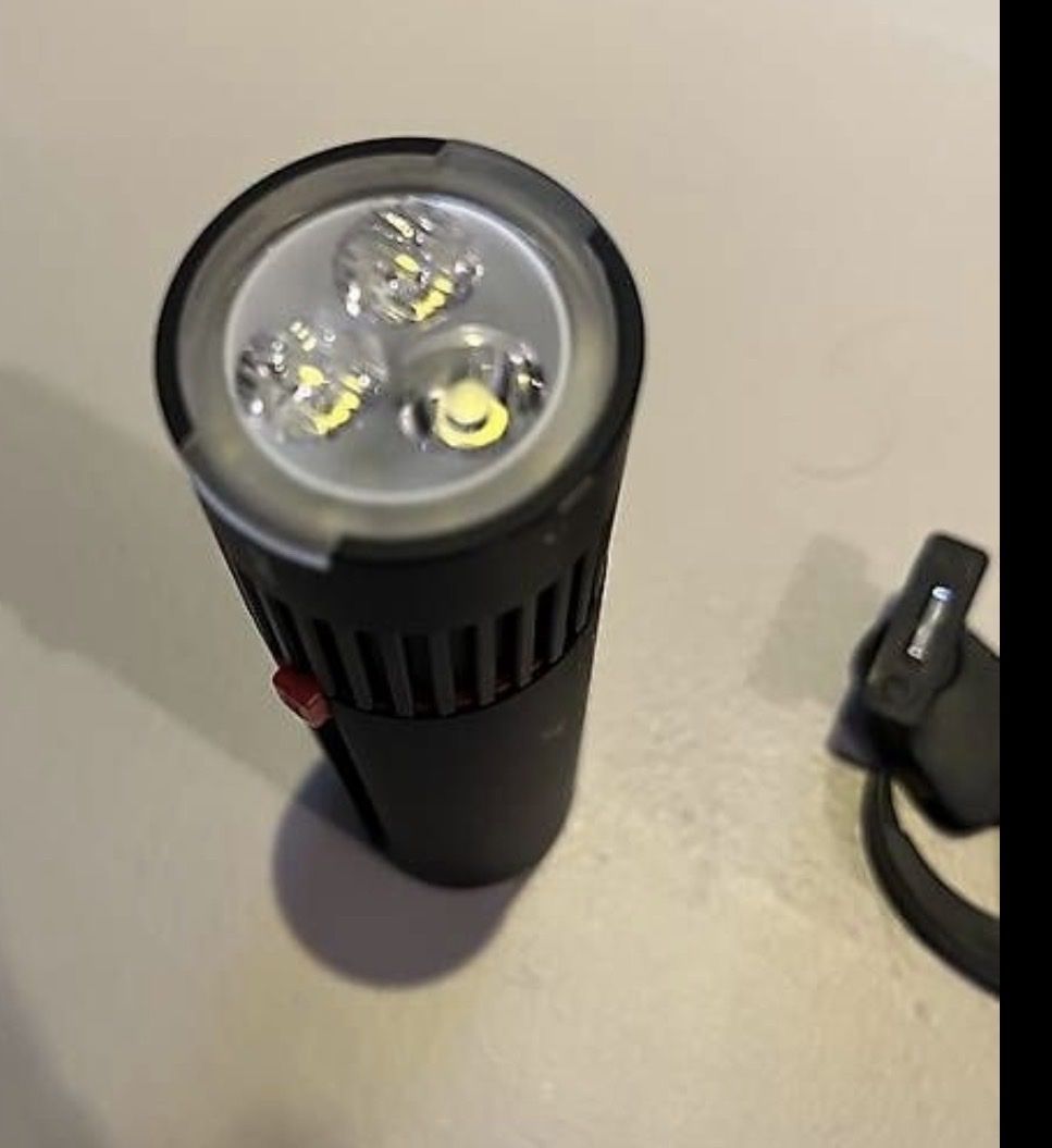 Pièces détachées: Knog PWR Mountain Bicycle Light – Défectueux à Collombey par carlosgomes85