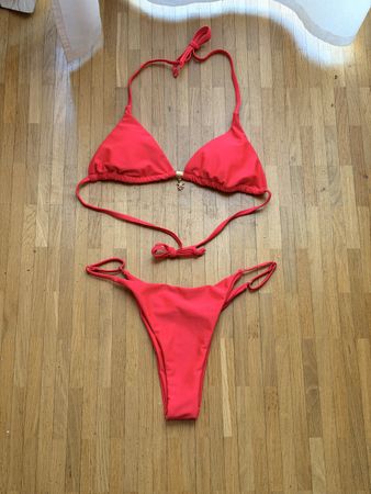 Maillot de bain rouge deux pièces