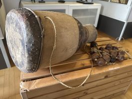 Afrikanische Trommel mit Kugeln, Vintage Djembe-Trommel