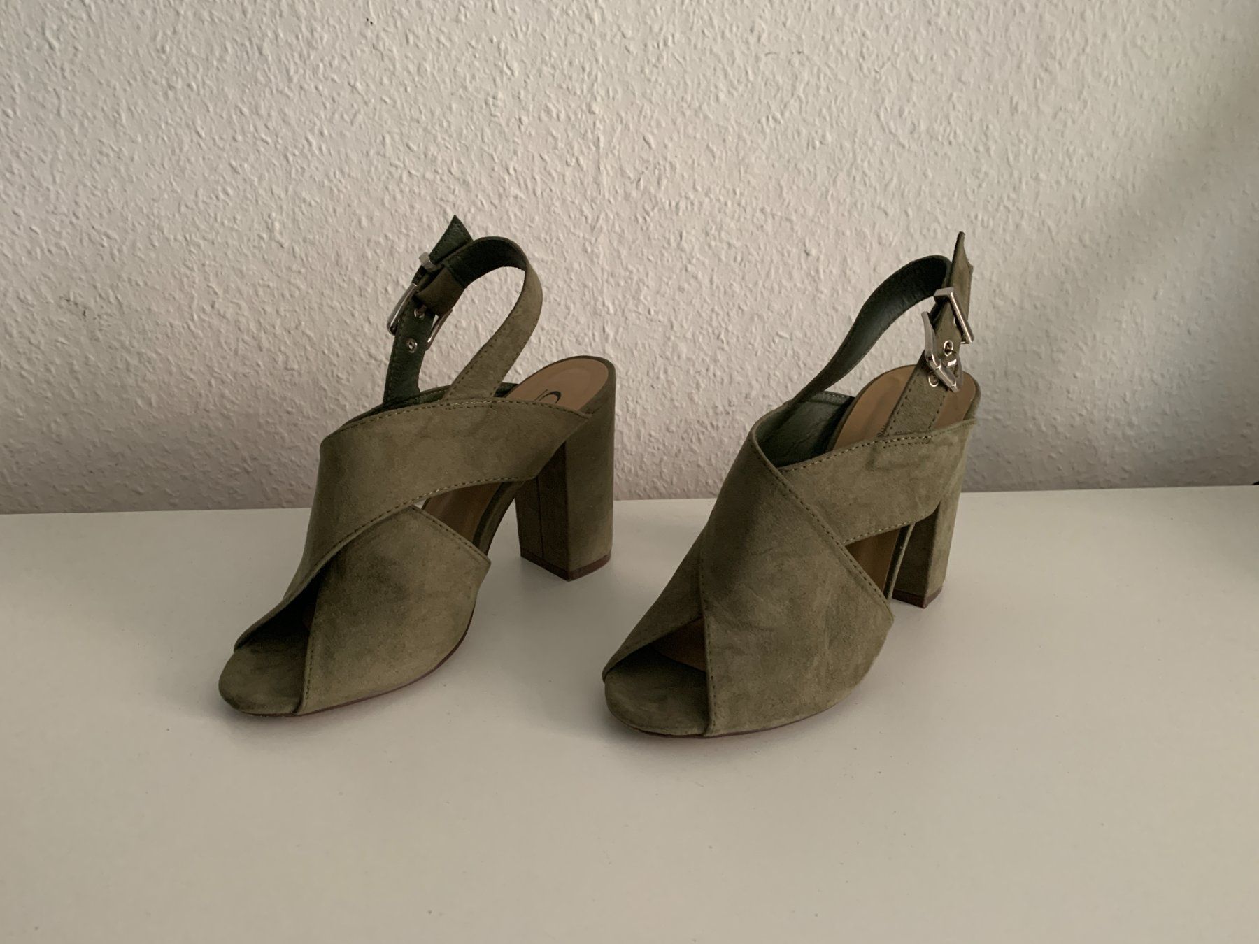 Scarpe da donna: C' M PARIS - Sandalette olivgrün 36 – Usato da Zürich venduto da Diazaio