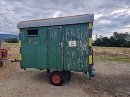 WC Anhänger mit Waschbecken und Urinalen, stark gebraucht