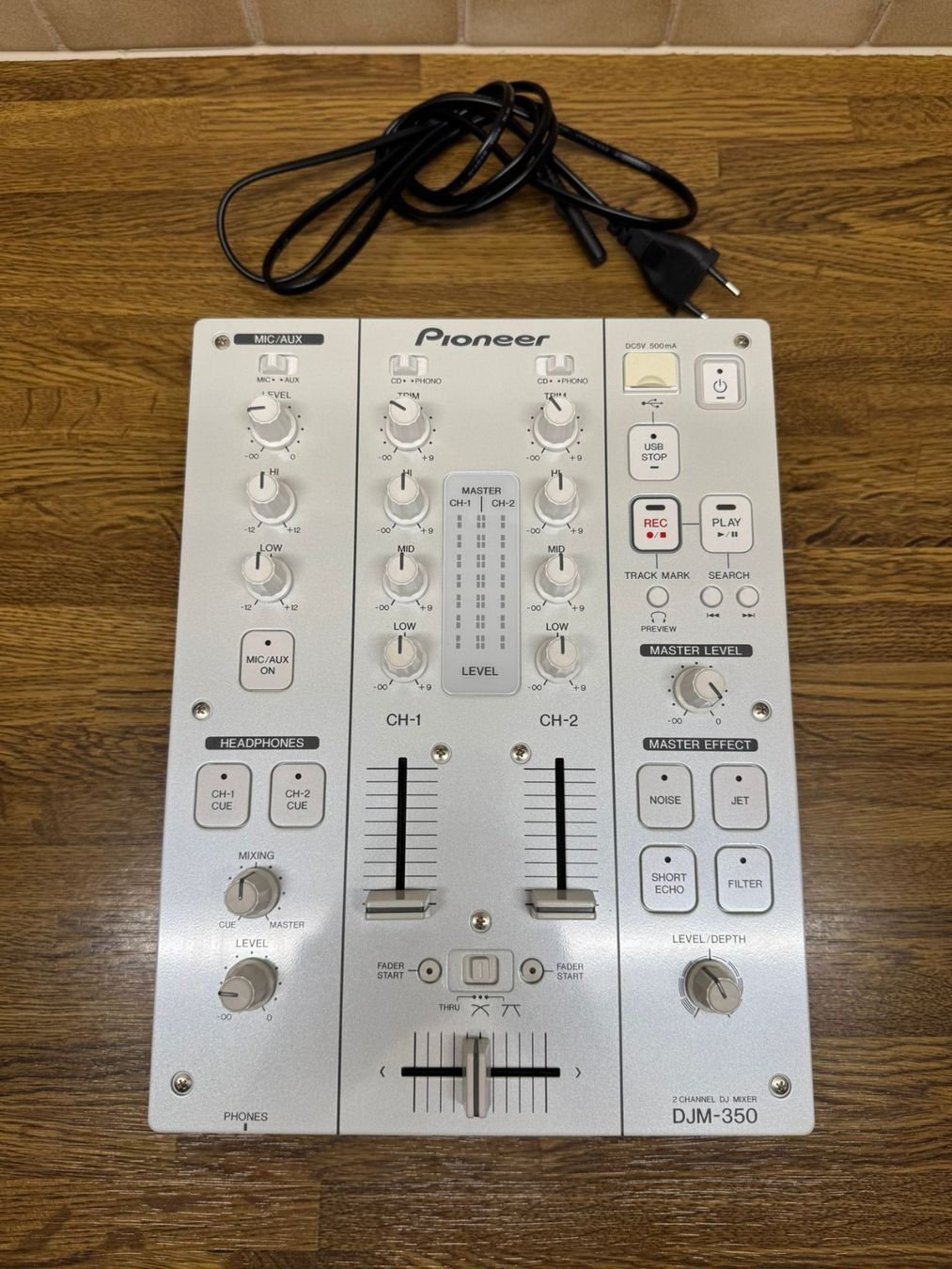 Pioneer Console di mixaggio: Pioneer DJM-350 – Usato da Altstätten SG venduto da phi_b9y6 2