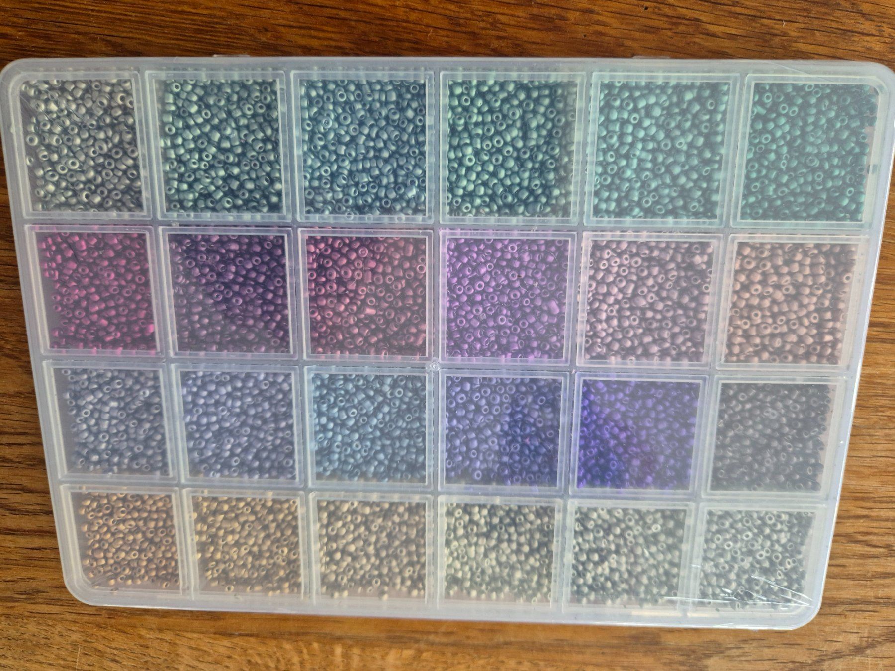 Perle (finte): Rocailles Perlen, 24 versch. Farben – Nuovo e nell'imballaggio originale da Läufelfingen venduto da Netti04 1