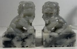 Zwei Foo dog - Skulpturen auf Sockel - Buchstütze