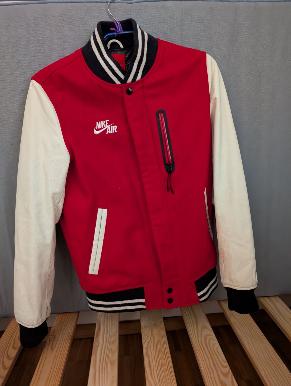 Nike Giacche: Nike Air Bomber Destroyer Jacket Red Varsity College Size S – Usato da Hünenberg See venduto da SpecialEditionGaming 1