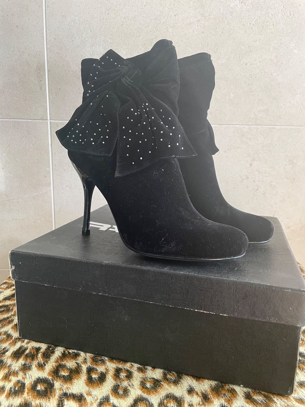 Scarpe da donna: Bottines à talon noires – Usato da Viganello venduto da Serasia