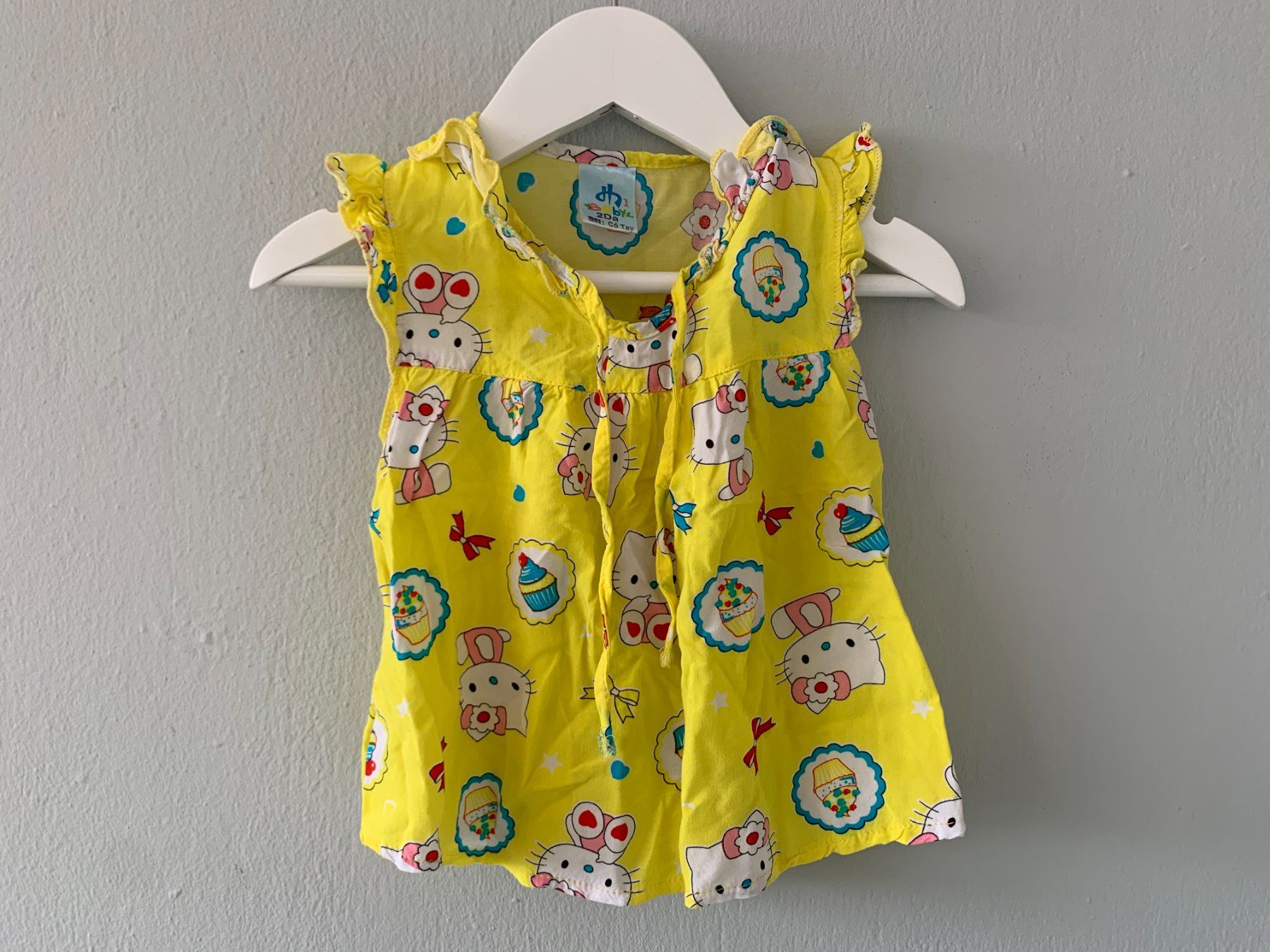 Hemden, Tops & T-Shirts: Hello Kitty blouse baby 2 years – Gebraucht aus Neuchâtel von _Easy_to_Find_ 2