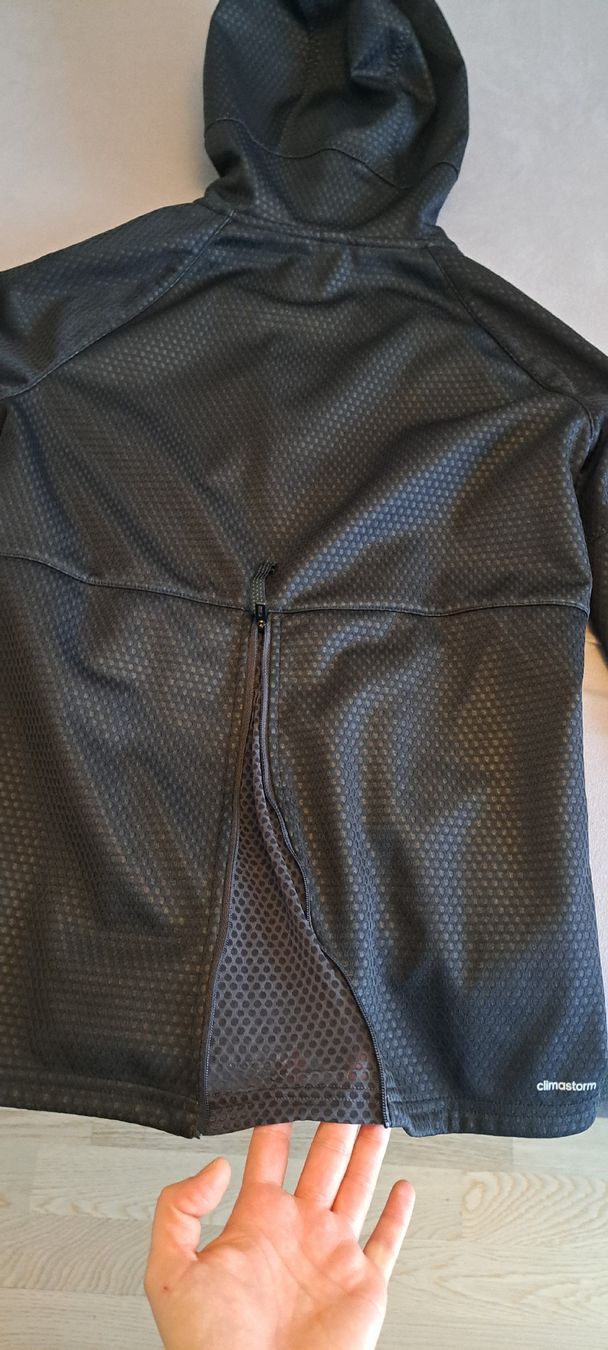Adidas Jacken: Adidas Laufjacke Softshell Grösse M Damen – Gebraucht aus Hombrechtikon von Atroms47 5