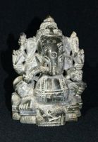 Ganesha aus grauem Stein gemeisselt