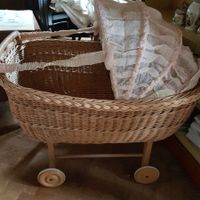 ancien landau en osier avec literie