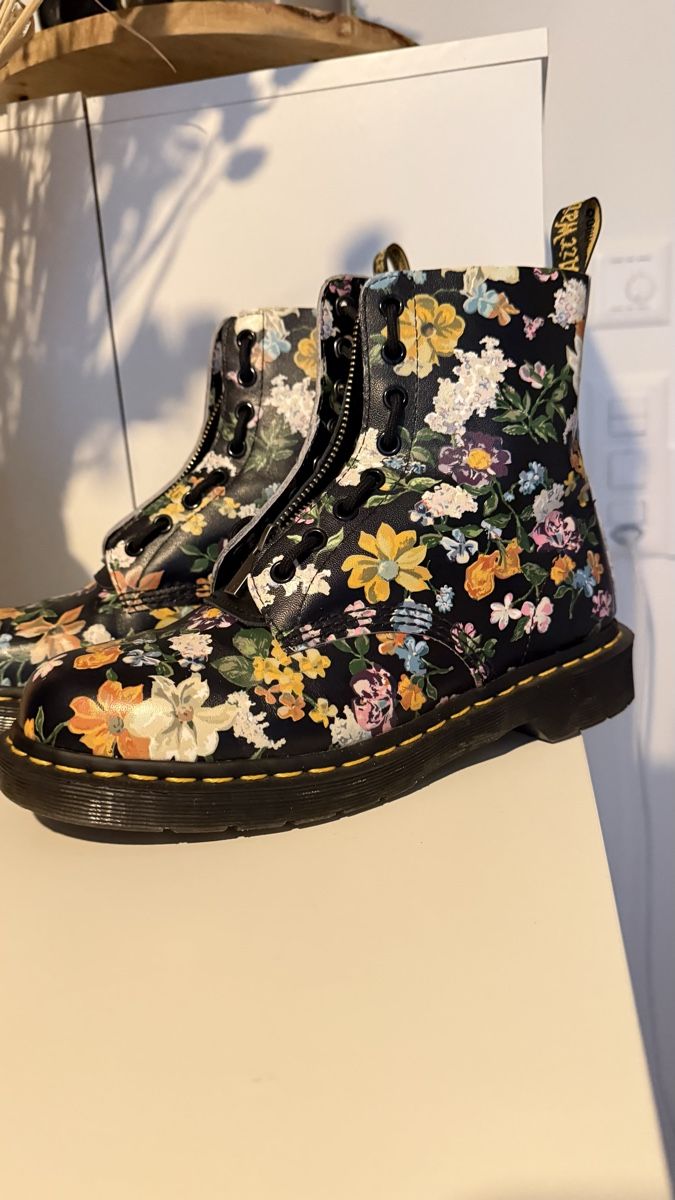 Dr. Martens Herrenschuhe: Dr. Martens Pascal DF Stiefel Blumenmuster Grösse 39 – Gebraucht aus Wetzikon ZH von len_cmz7 1