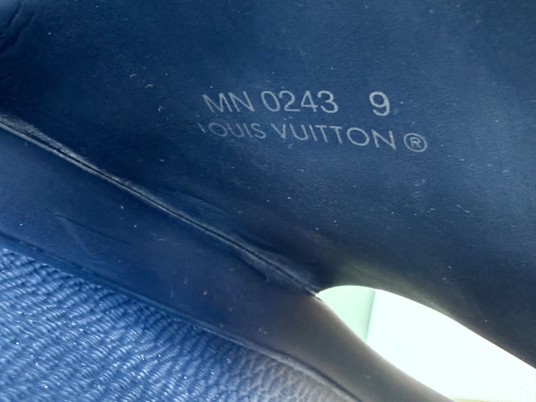 Louis Vuitton Scarpe da uomo: LOUIS VUITTON Waterfront Monogram Embossed Mule Slide 43.5 – Usato da Kreuzlingen venduto da kruezbiz 8