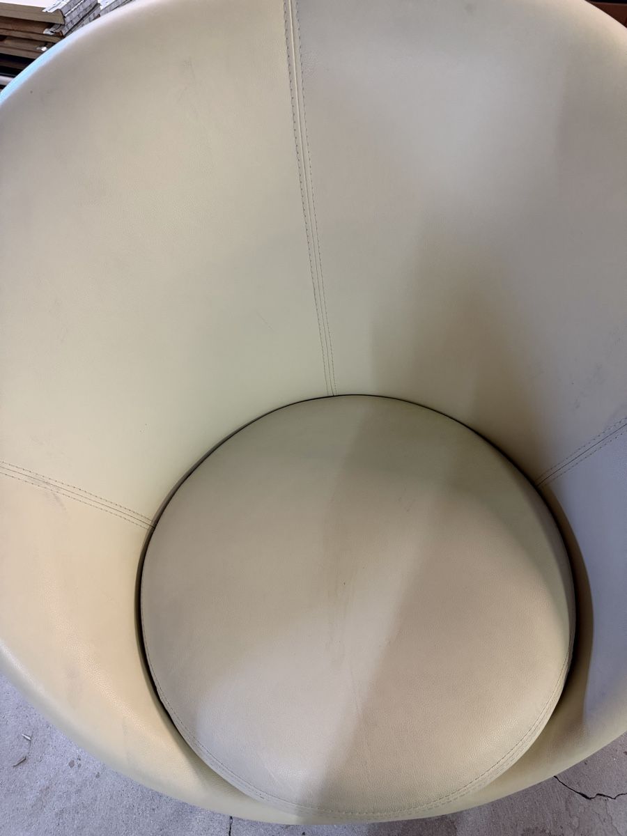 Poltrone: Sessel Golfball Design Leder weiss drehbar  – Usato da Rotkreuz venduto da GoldHeinz 4