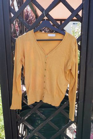Gilet boutonné jaune moutarde