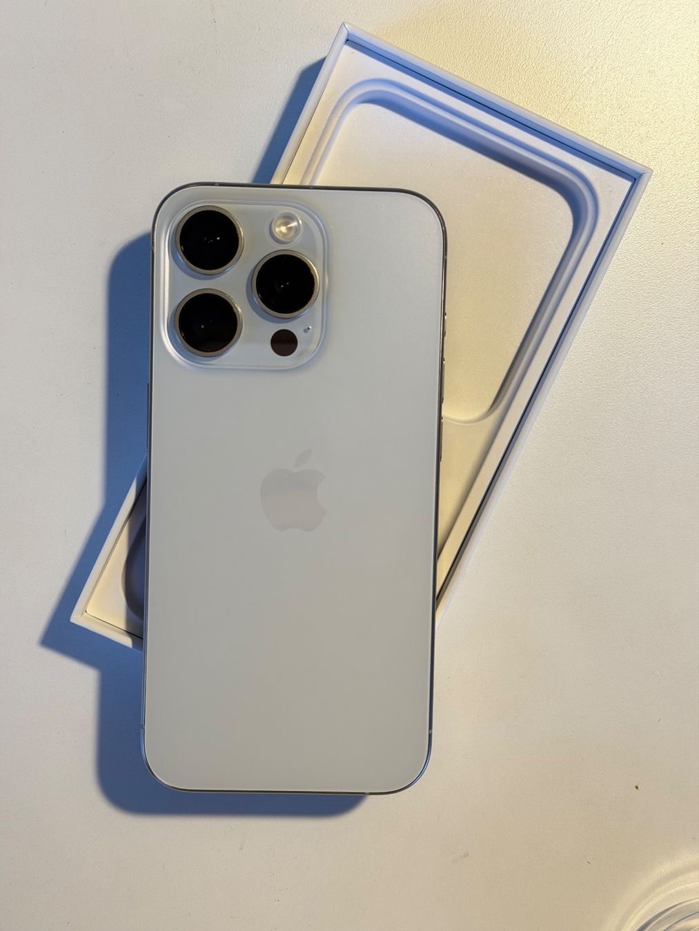 Apple Telefoni cellulari / Smartphones: iPhone 15 Pro 256GB White Titanium mit Zubehör – Usato da Rain venduto da _Robinson_