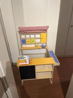 Kaufladen aus Holz mit Kasse
