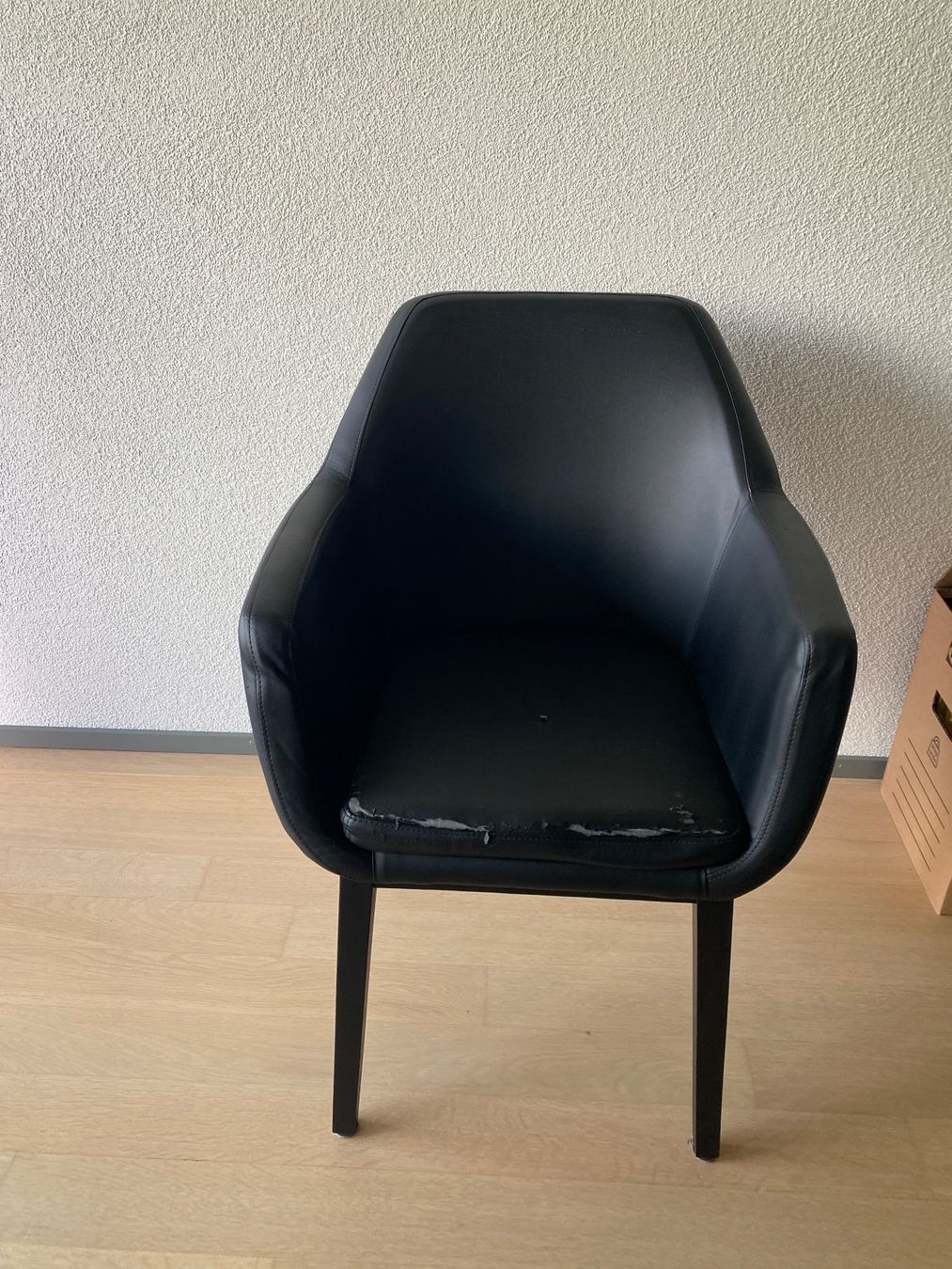 Stühle: 6 schwarze Stühle GRATIS abholbar – Gebraucht aus Uetikon am See von Fatushfatush 2