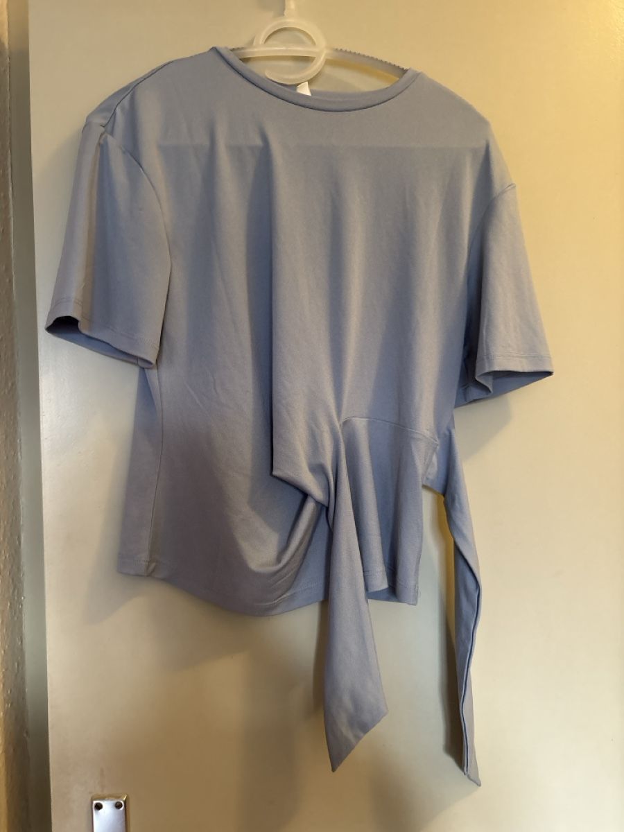 T-shirt: T-shirt H&M bleu clair, taille XS – Usato da Genève venduto da pet_sh52