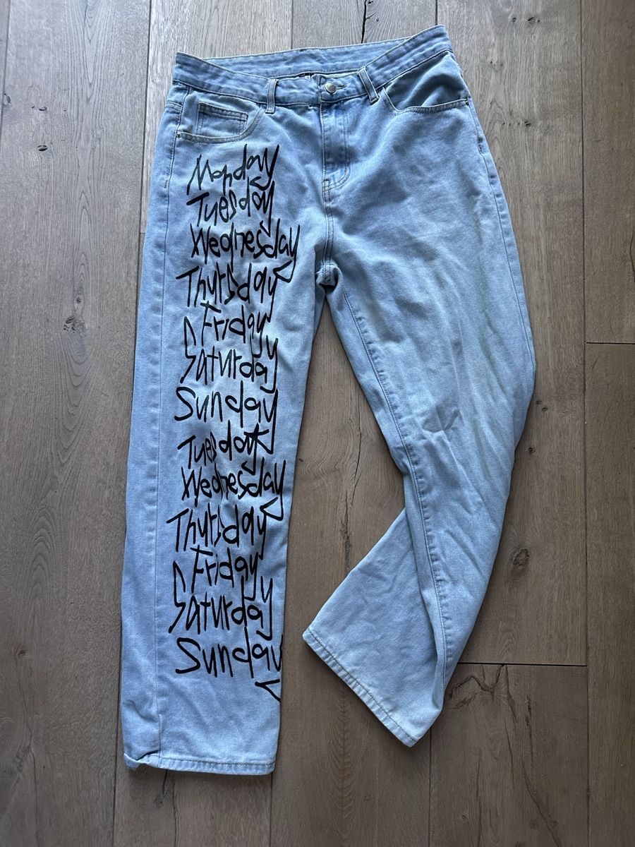 Jeans: Coole blaue Jeans mit Wochentagen-Print – Usato da Stadel(Winterthur) venduto da Sikuvan
