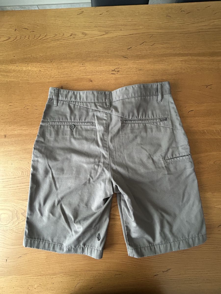Volcom Pantaloni: Shorts Chino Volcom grey – Usato da Cavigliano venduto da Galgio 1