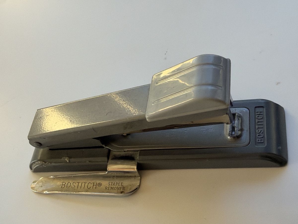Bostitch Tutti gli attrezzi: Bostitch Heftgerät mit integriertem Entklammerer grau(S44) – Usato da Neuenhof venduto da SchnaeppliAllerlei 1