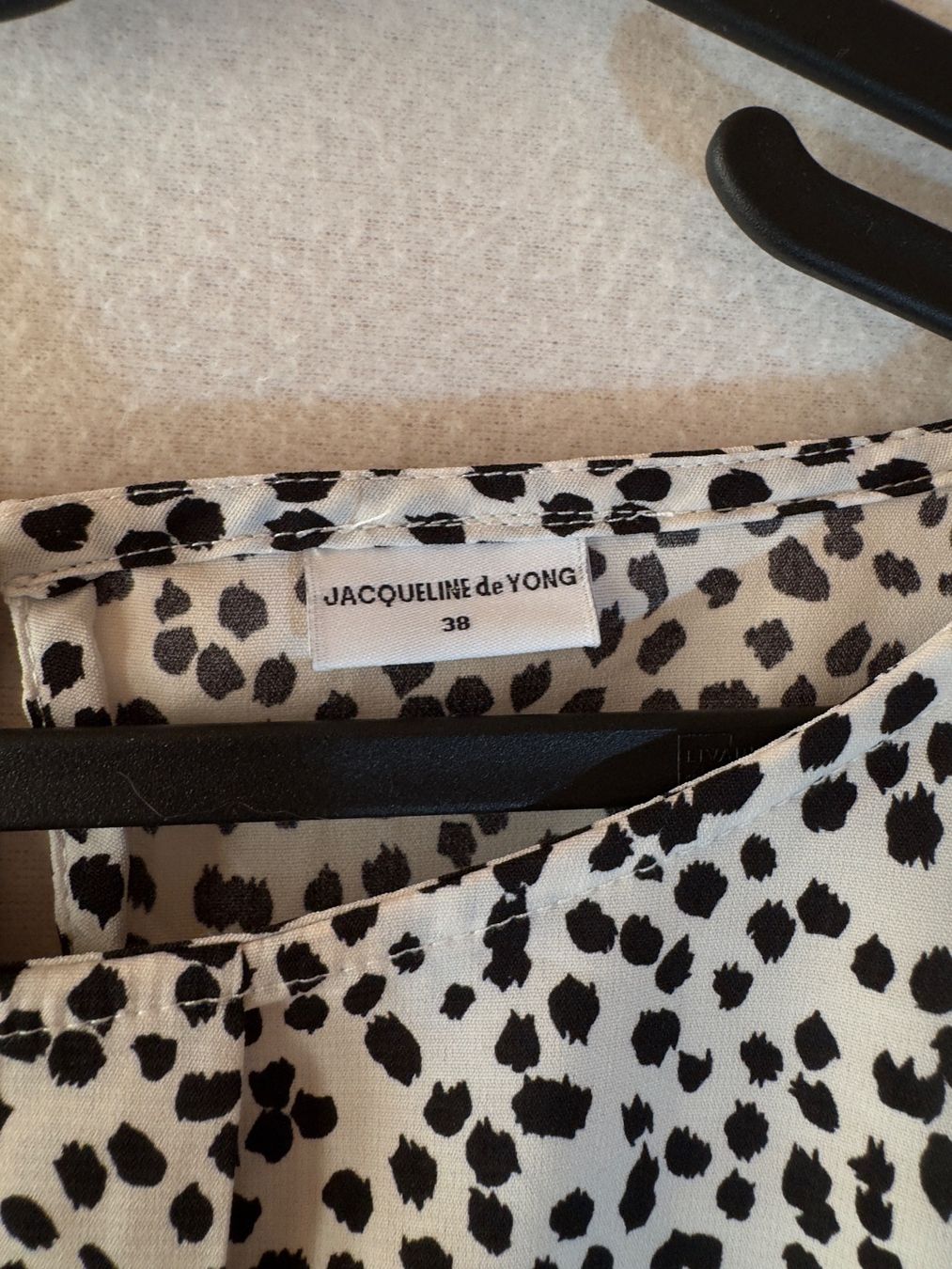 Blusen: Getippte Bluese von Jaqueline de Yong Gr. 38 – Gebraucht aus Grosswangen von second_hand_dress 1
