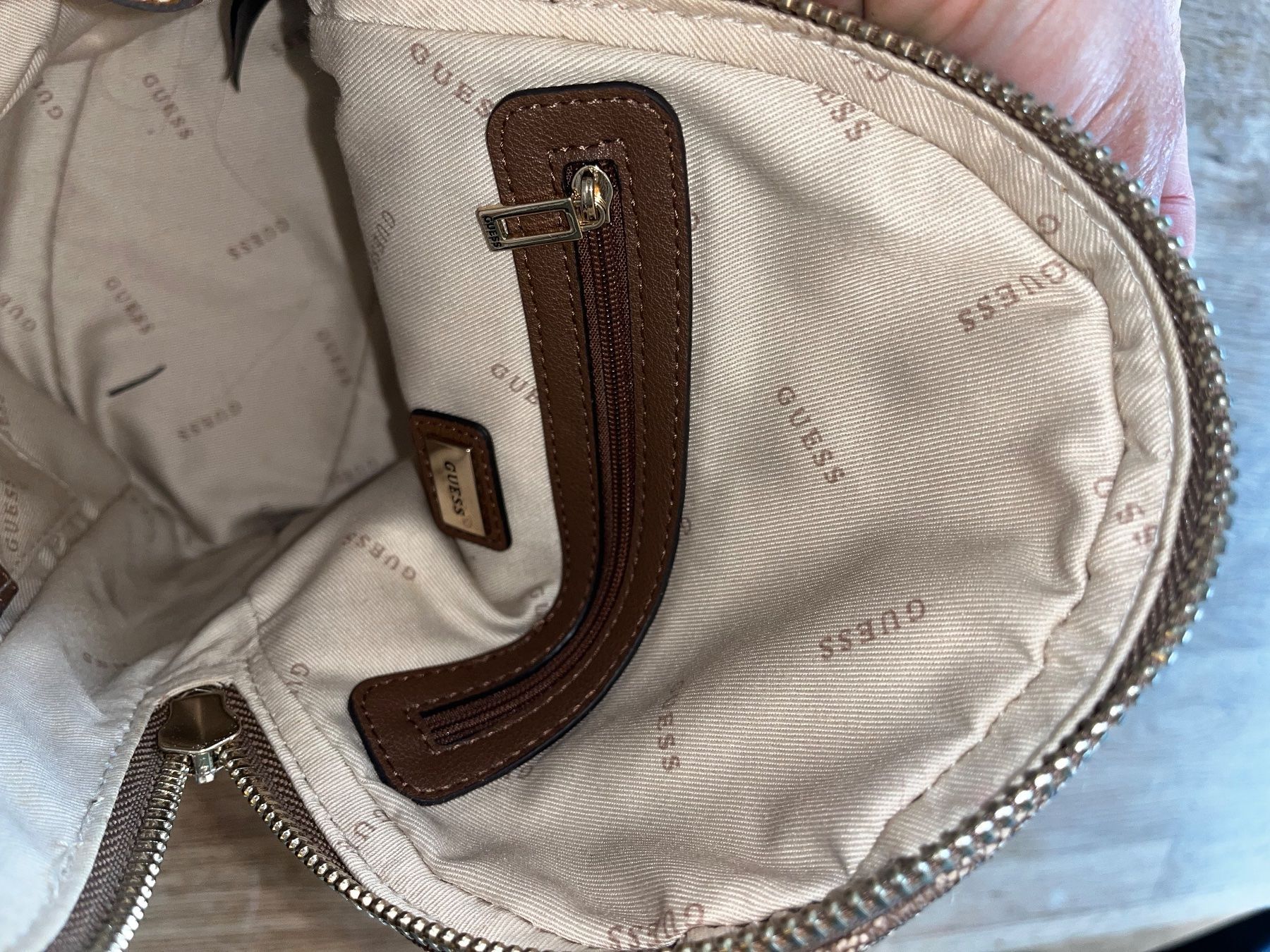 Guess Zaini: Guess Rucksack mit passender Guess Kappe_alles original_Top – Usato da Zürich venduto da Sammler777 3
